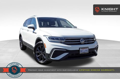 Used 2024 Volkswagen Tiguan SE w/ Panoramic Sunroof Package image 1