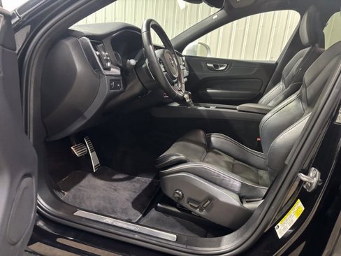 Used 2018 Volvo XC60 T6 R-Design w/ Convenience Package image 15