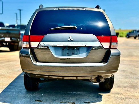 Used 2011 Mitsubishi Endeavor LS image 7