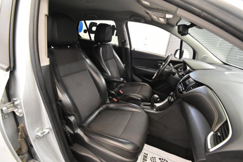 Used 2021 Chevrolet Trax LT w/ Sport Edition image 16
