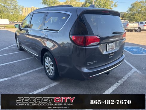 Used 2017 Chrysler Pacifica Touring-L image 6