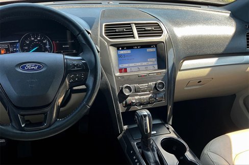 Used 2018 Ford Explorer XLT w/ Equipment Group 202A image 3