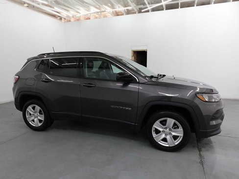 Used 2022 Jeep Compass Latitude image 4