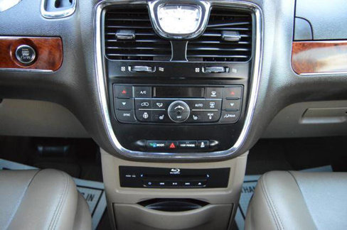 Used 2016 Chrysler Town & Country Touring-L image 25