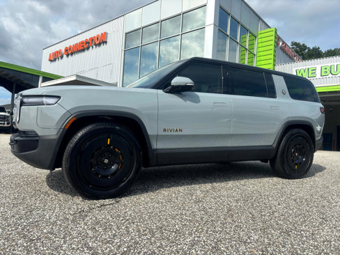 Used 2025 Rivian R1S Premium image 10