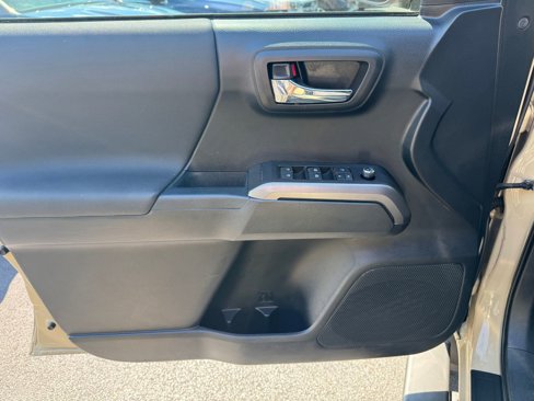 Used 2018 Toyota Tacoma TRD Sport image 4