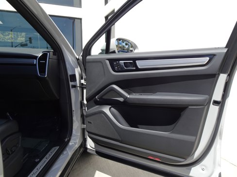 Used 2023 Porsche Cayenne Platinum Edition image 24
