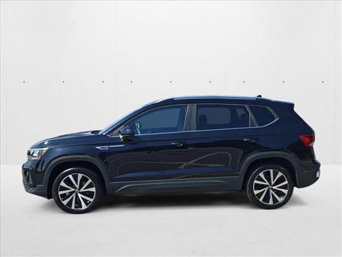 Certified 2024 Volkswagen Taos SE image 8