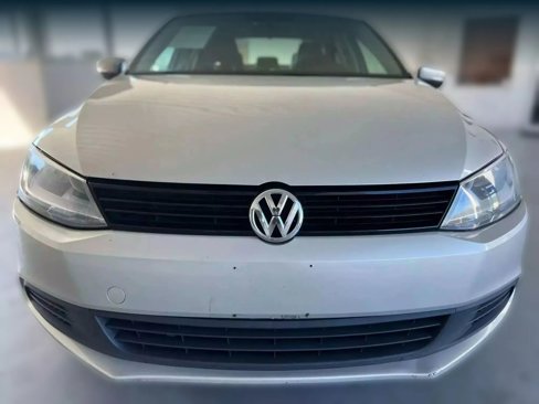 Used 2011 Volkswagen Jetta SE image 2