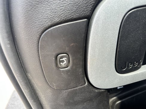 Used 2015 Jeep Cherokee Trailhawk w/ Comfort/Convenience Group image 9