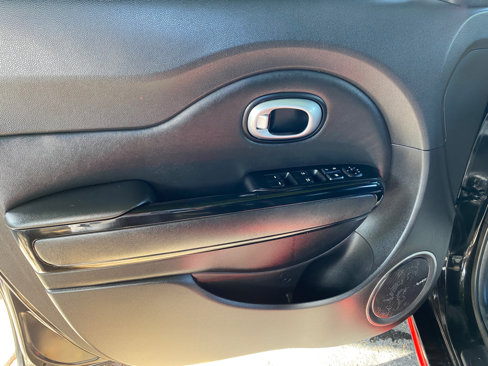 Used 2015 Kia Soul + image 16