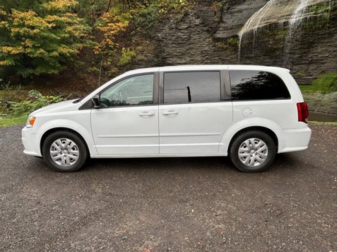 Used 2017 Dodge Grand Caravan SE image 2