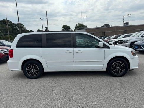 Used 2017 Dodge Grand Caravan GT image 2