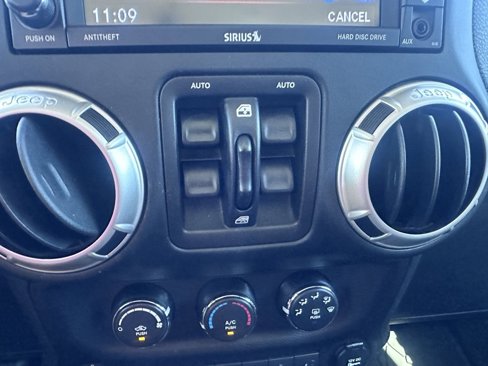 Used 2018 Jeep Wrangler Unlimited Sahara w/ Connectivity Group image 15