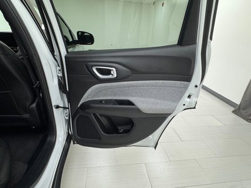 Used 2024 Jeep Compass Latitude image 15