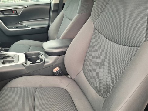 Used 2021 Toyota RAV4 LE image 13