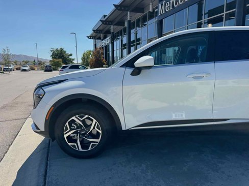 Used 2023 Kia Sportage LX image 2