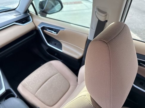 Used 2020 Toyota RAV4 XLE image 18