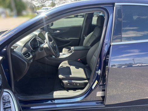 Used 2017 Chevrolet Malibu LT image 23