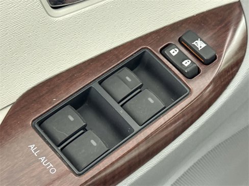 Used 2014 Toyota Sienna Limited image 17