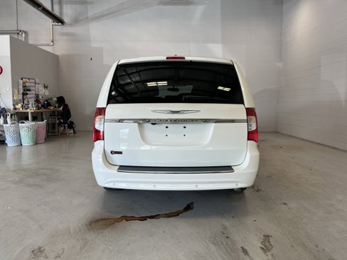 Used 2011 Chrysler Town & Country Touring-L w/ Entertainment Group #2 image 5