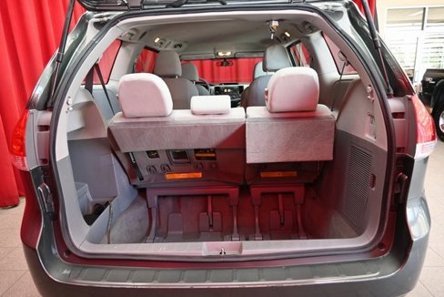 Used 2013 Toyota Sienna L image 7