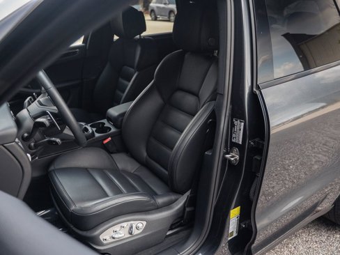 Certified 2025 Porsche Macan image 5