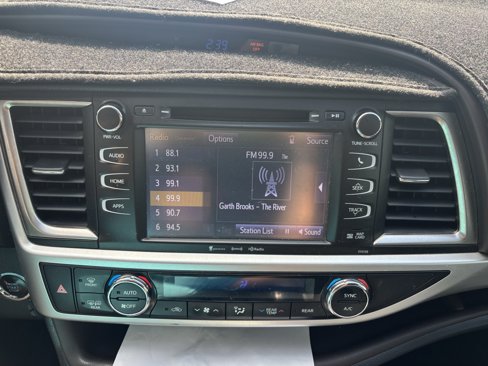 Used 2016 Toyota Highlander XLE image 12