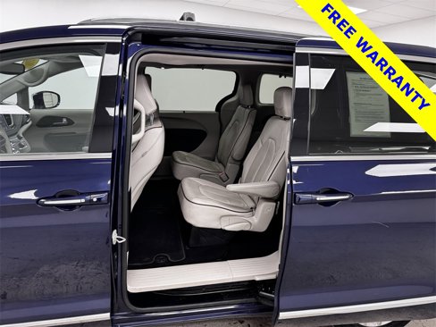 Used 2018 Chrysler Pacifica Limited image 11
