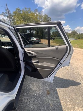 Used 2025 Chevrolet Trax LT w/ Sunroof Package image 16