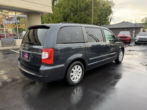 Used 2014 Chrysler Town & Country Touring image 7
