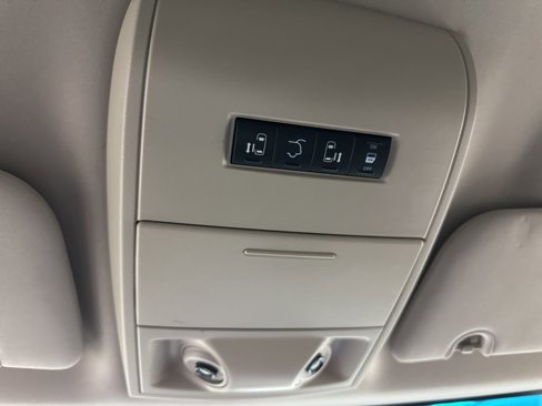 Used 2016 Chrysler Town & Country Touring image 41