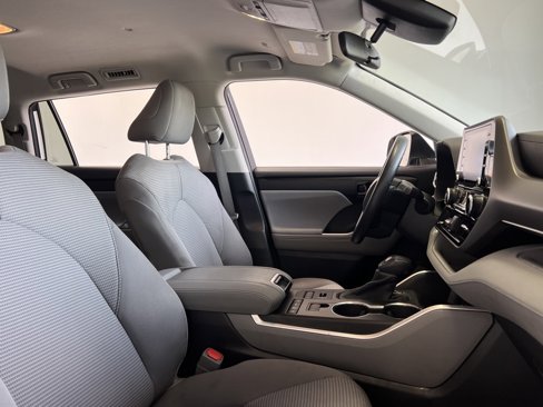 Used 2021 Toyota Highlander L image 17
