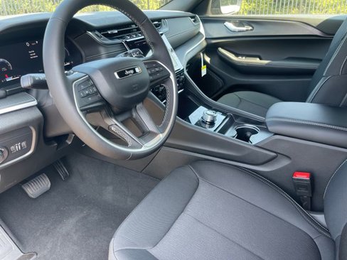 New 2025 Jeep Grand Cherokee L Laredo image 4