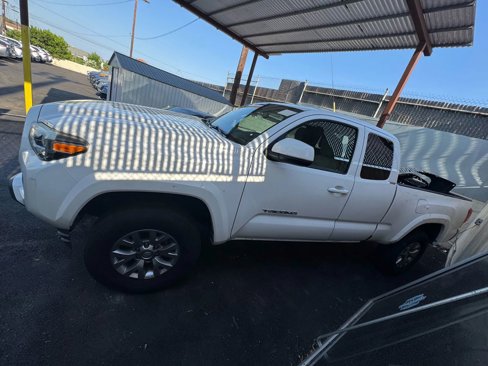 Used 2017 Toyota Tacoma SR image 8