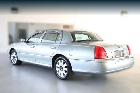 Used 2005 Lincoln Town Car Signature Limited image 8
