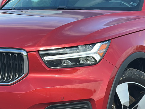 Used 2020 Volvo XC40 T5 Momentum w/ Protection Package Premier image 4