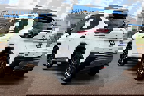 Used 2023 Nissan Rogue S image 2
