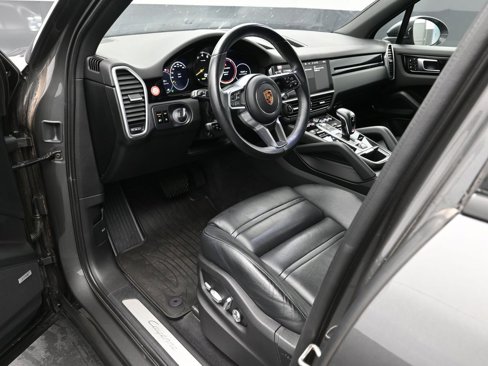 Certified 2020 Porsche Cayenne E-Hybrid w/ Premium Plus Package image 4