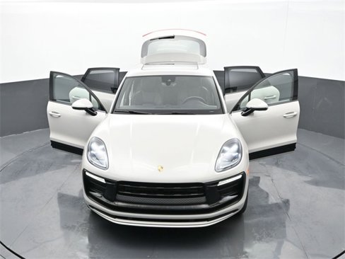 Certified 2022 Porsche Macan image 34