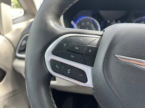 Used 2022 Chrysler Voyager LX image 8