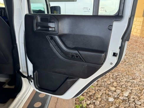 Used 2015 Jeep Wrangler Unlimited Sahara w/ Connectivity Group image 21