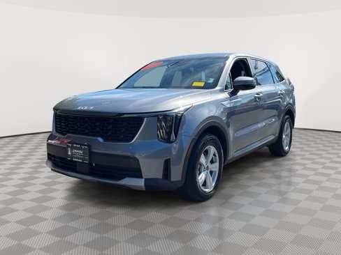 Used 2025 Kia Sorento LX image 3