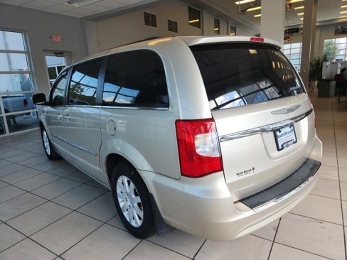 Used 2014 Chrysler Town & Country Touring image 8