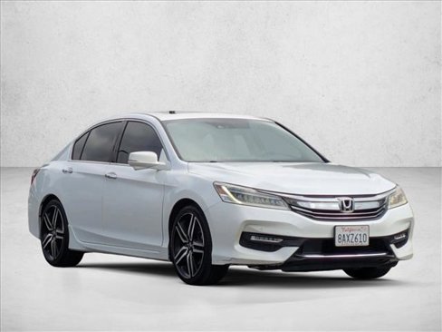 Used 2017 Honda Accord Touring image 3