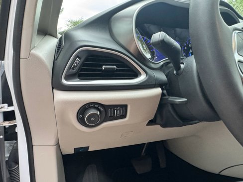 Used 2024 Chrysler Pacifica Touring-L image 27
