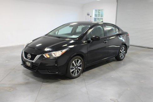 Used 2022 Nissan Versa SV image 3