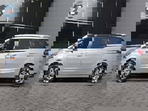 Used 2019 Kia Sedona L image 2