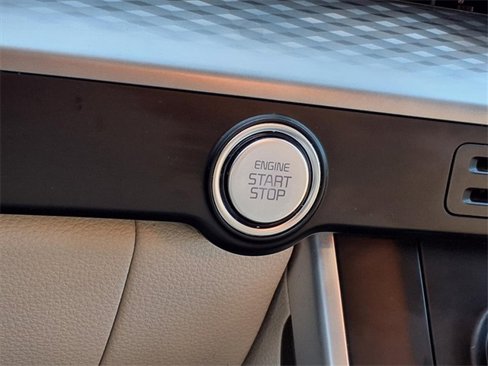 Used 2022 Kia Carnival LX image 17