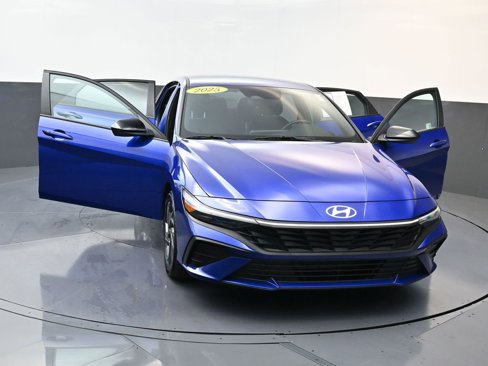 Certified 2025 Hyundai Elantra Sport image 30